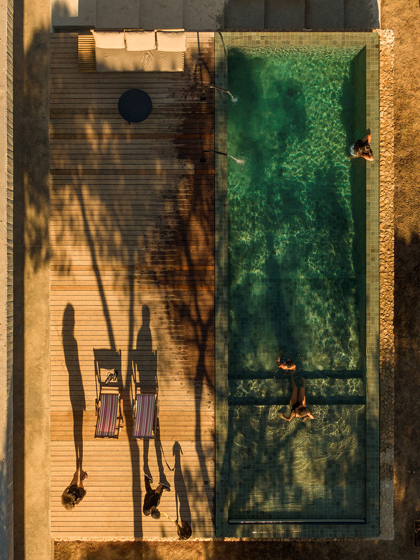 Ripas de madeira deslizantes vão transformar o exterior de uma residência de verão em Portugal