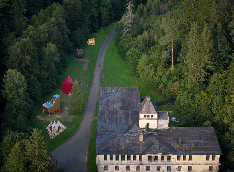 Desde refugios tipo gallinas hasta cabañas con campanarios, la fiebre de las cabañas de Hello Wood llega a la República Checa