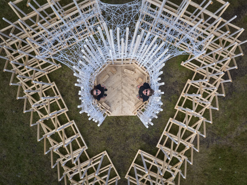 Desde refugios tipo gallinas hasta cabañas con campanarios, la fiebre de las cabañas de Hello Wood llega a la República Checa