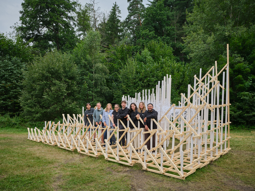 Desde refugios tipo gallinas hasta cabañas con campanarios, la fiebre de las cabañas de Hello Wood llega a la República Checa