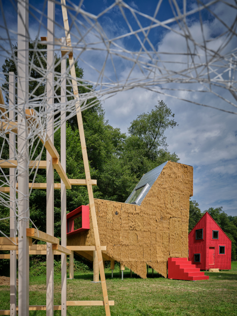 Desde refugios tipo gallinas hasta cabañas con campanarios, la fiebre de las cabañas de Hello Wood llega a la República Checa