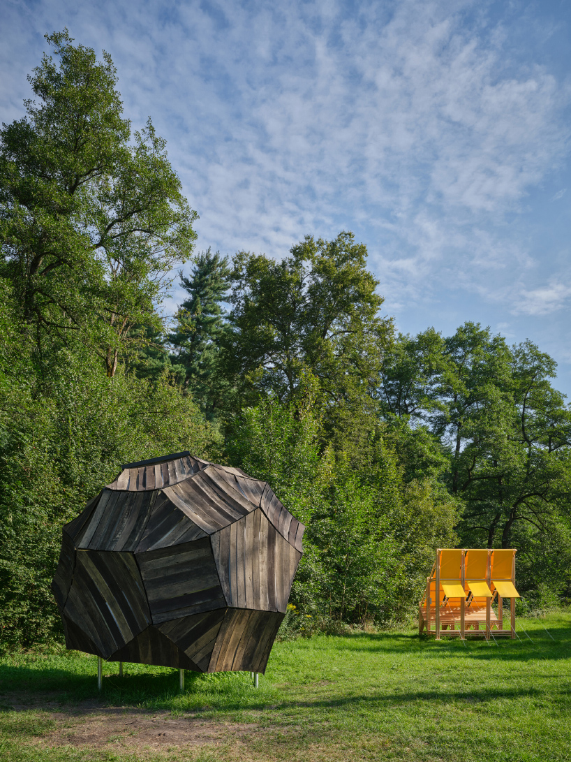 Desde refugios tipo gallinas hasta cabañas con campanarios, la fiebre de las cabañas de Hello Wood llega a la República Checa