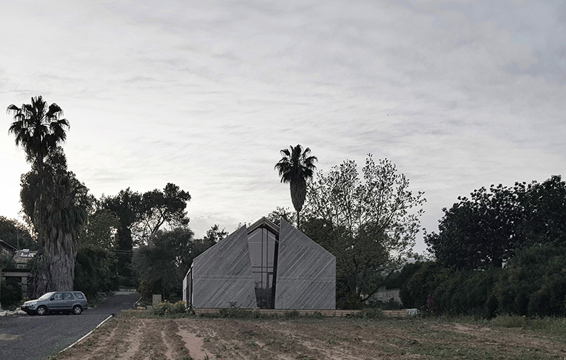  alon alexandroni completes barn-like house in tel aviv countryside 