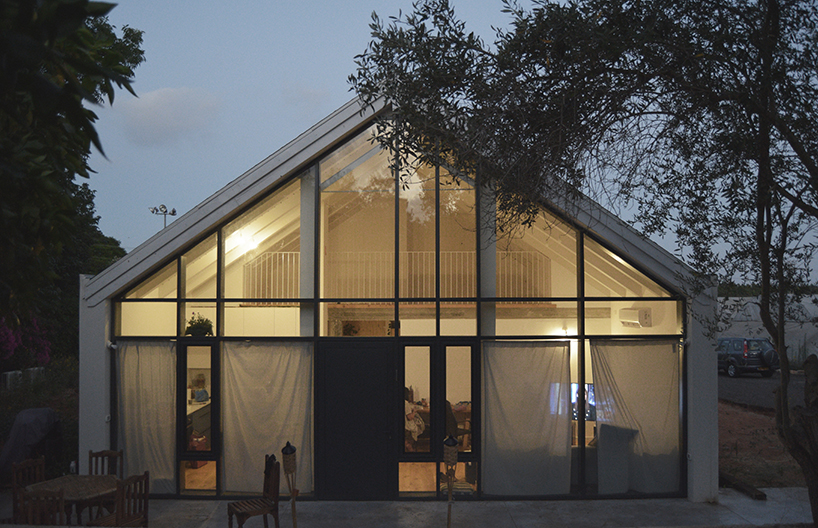     alon alexandroni completes the house as a barn in the countryside of tel aviv 