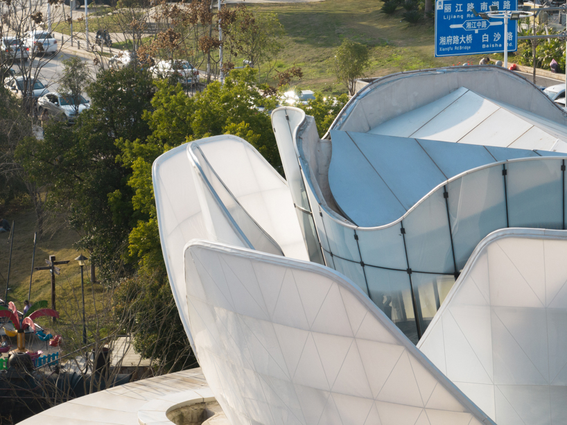 Bangunan studio line+ yang dinamis berbentuk teratai di Changsha memperlihatkan kulit luarnya seperti kelopak