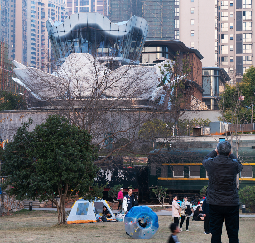 Bangunan studio line+ yang dinamis berbentuk teratai di Changsha memperlihatkan kulit luarnya seperti kelopak