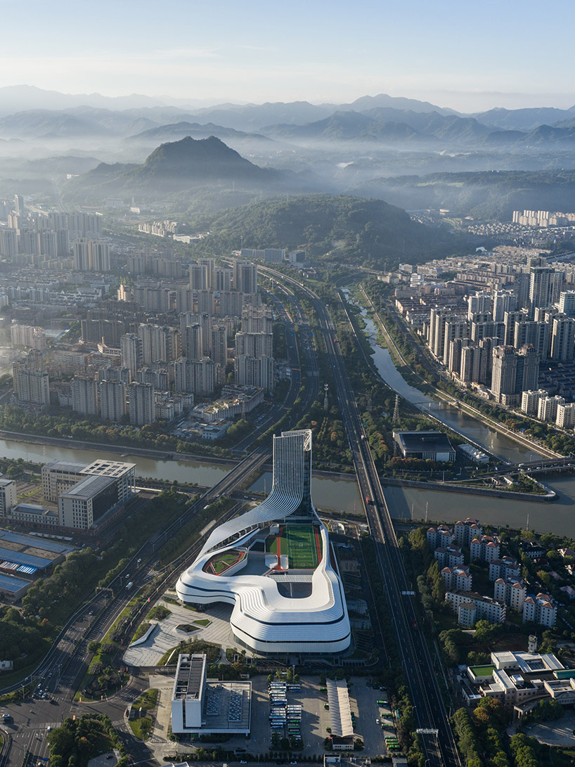 Paneles de aluminio envuelven la fachada ondulada inspirada en el paisaje de un centro deportivo by line+