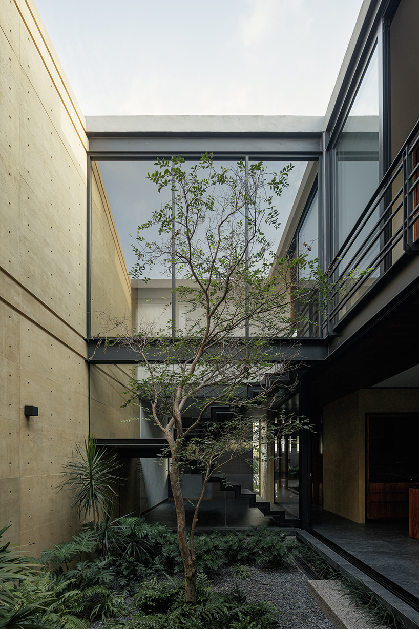 La luminosa Casa de Di Frenna Arquitectos envuelve patios en Zipu México