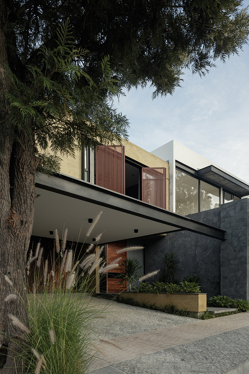 La luminosa Casa de Di Frenna Arquitectos envuelve patios en Zipu México