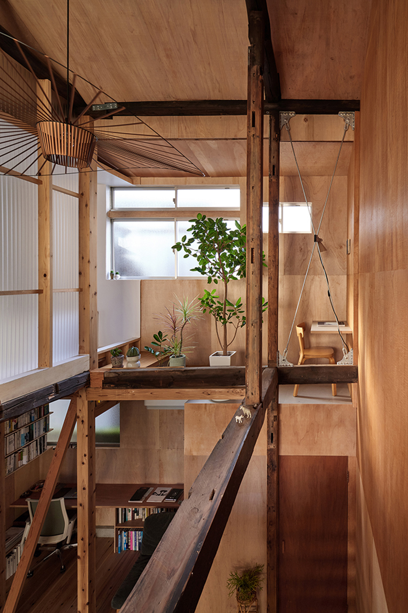progetto di ristrutturazione a tokyo dispone la disposizione interna della casa in legno in sequenza a spirale