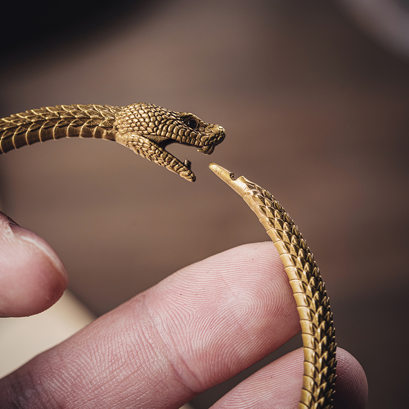 https://static.designboom.com/wp-content/dbsub/449795/2022-08-10/brass-ouroboros-bracelet-by-coppertist-wu-2-62f379584bedc.jpg