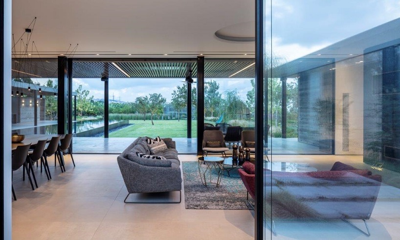 L shaped house in Israel opens to a spacious lush garden