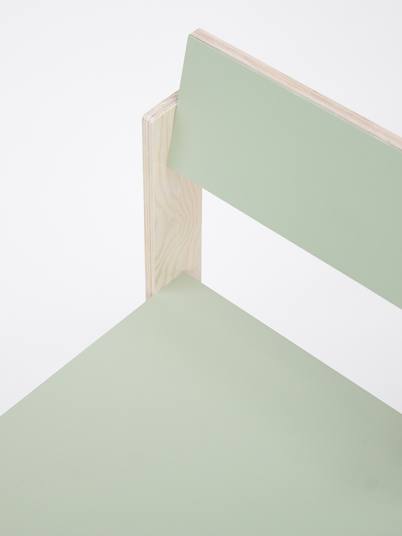 A204 Par de sillas de madera reconfigurados con cajones y estanterías