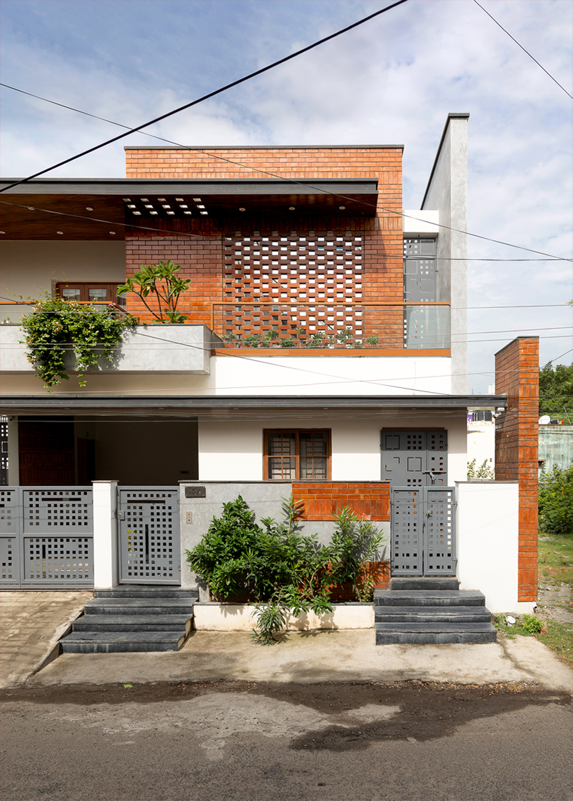 Lantai bata berongga mengundang cahaya dan bayangan ke dalam rumah DLEA di Chennai