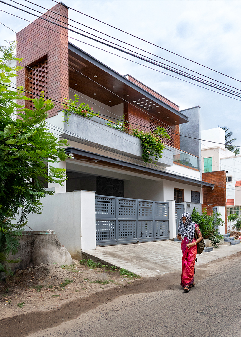 Lantai bata berongga mengundang cahaya dan bayangan ke dalam rumah DLEA di Chennai