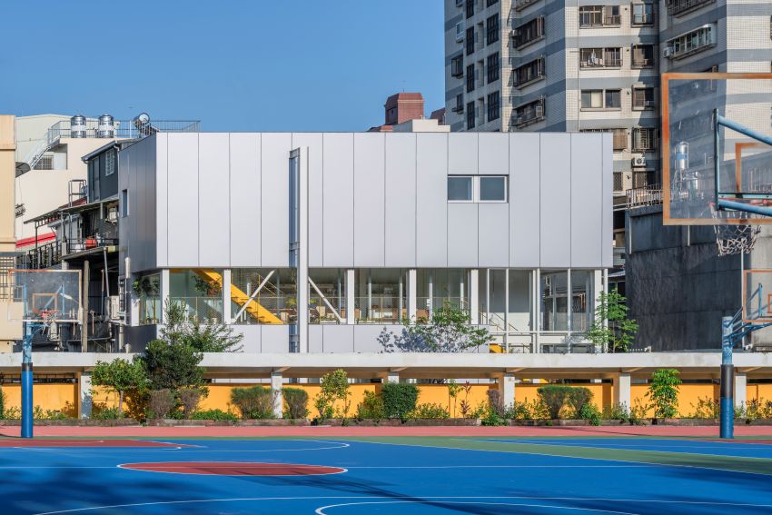 modularized open steel grid reshapes family living on tight site in taiwan - 3