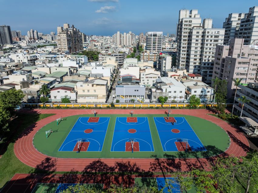modularized open steel grid reshapes family living on tight site in taiwan - 1