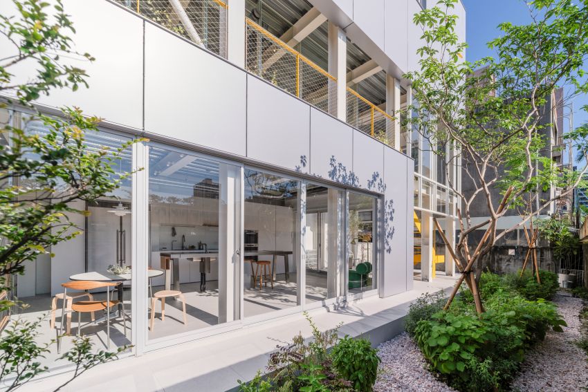 modularized open steel grid reshapes family living on tight site in taiwan - 5