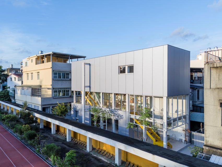 modularized open steel grid reshapes family living on tight site in taiwan - 4