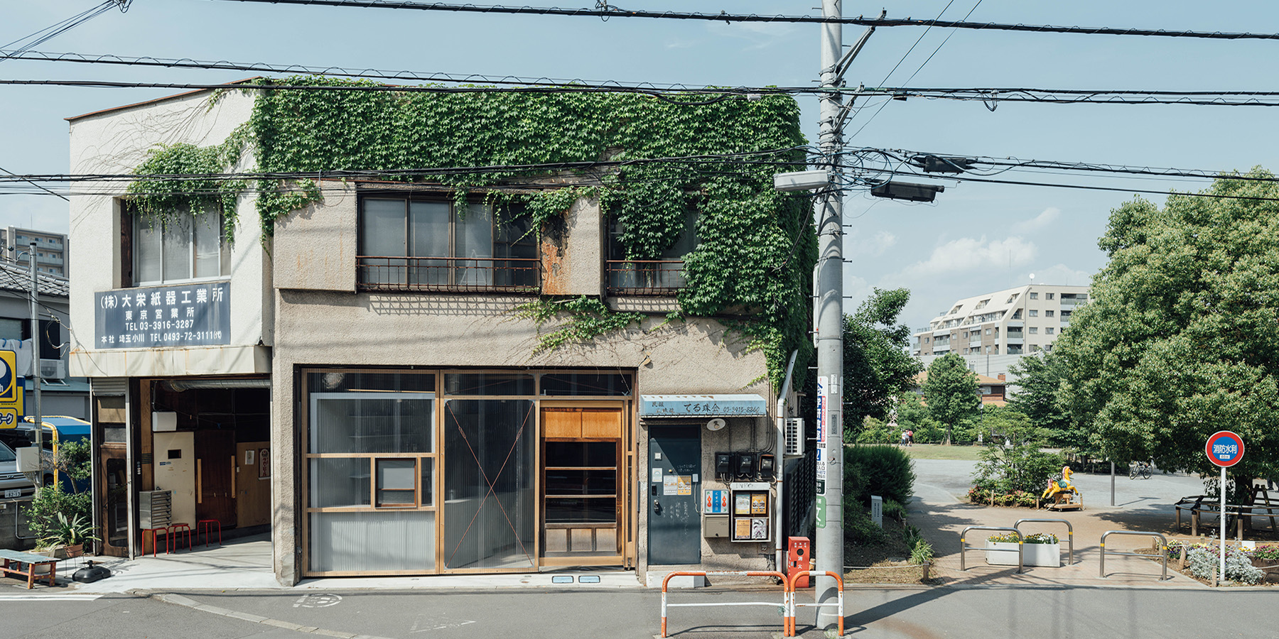 URBAN HUCHETサイン入り 昭和レトロ France Café flexible door opens tokyo cafe to the city to create neighbourhood