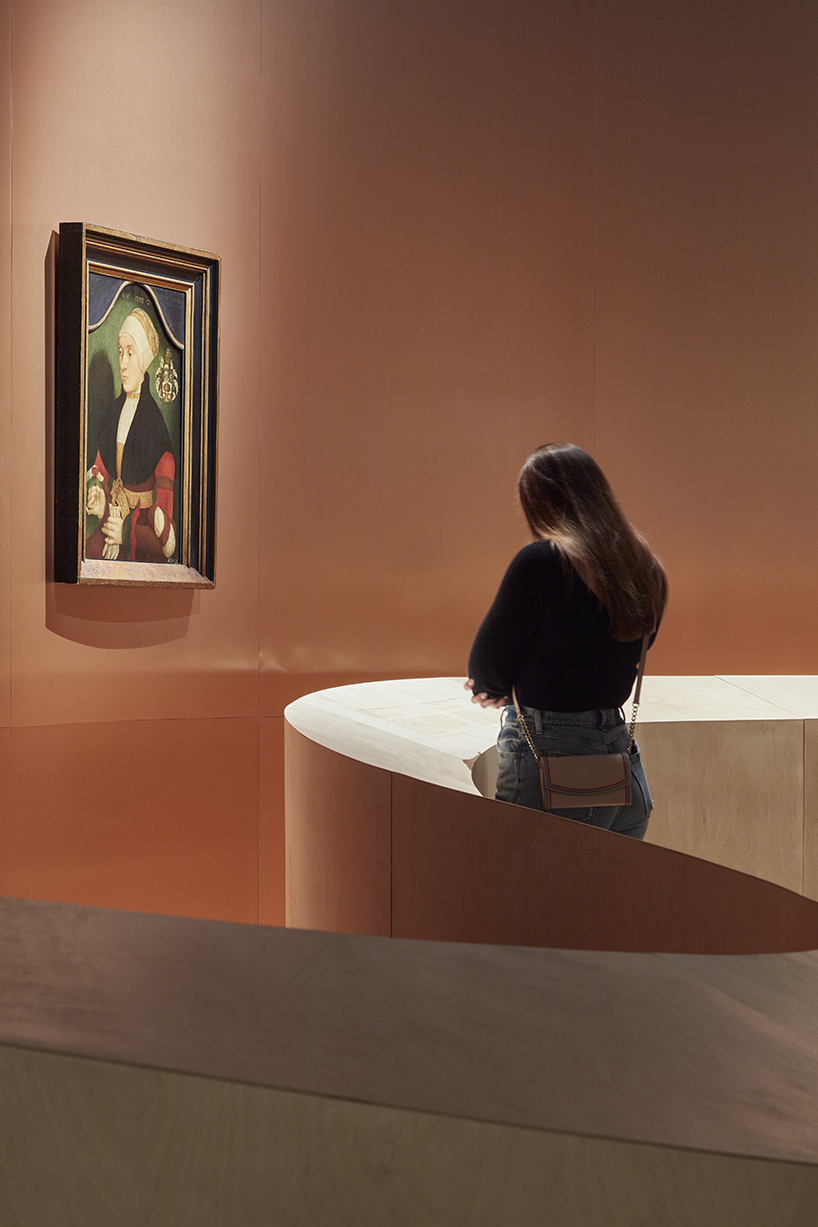 narchitektura creates chapel like interior for renaissance paintings 8