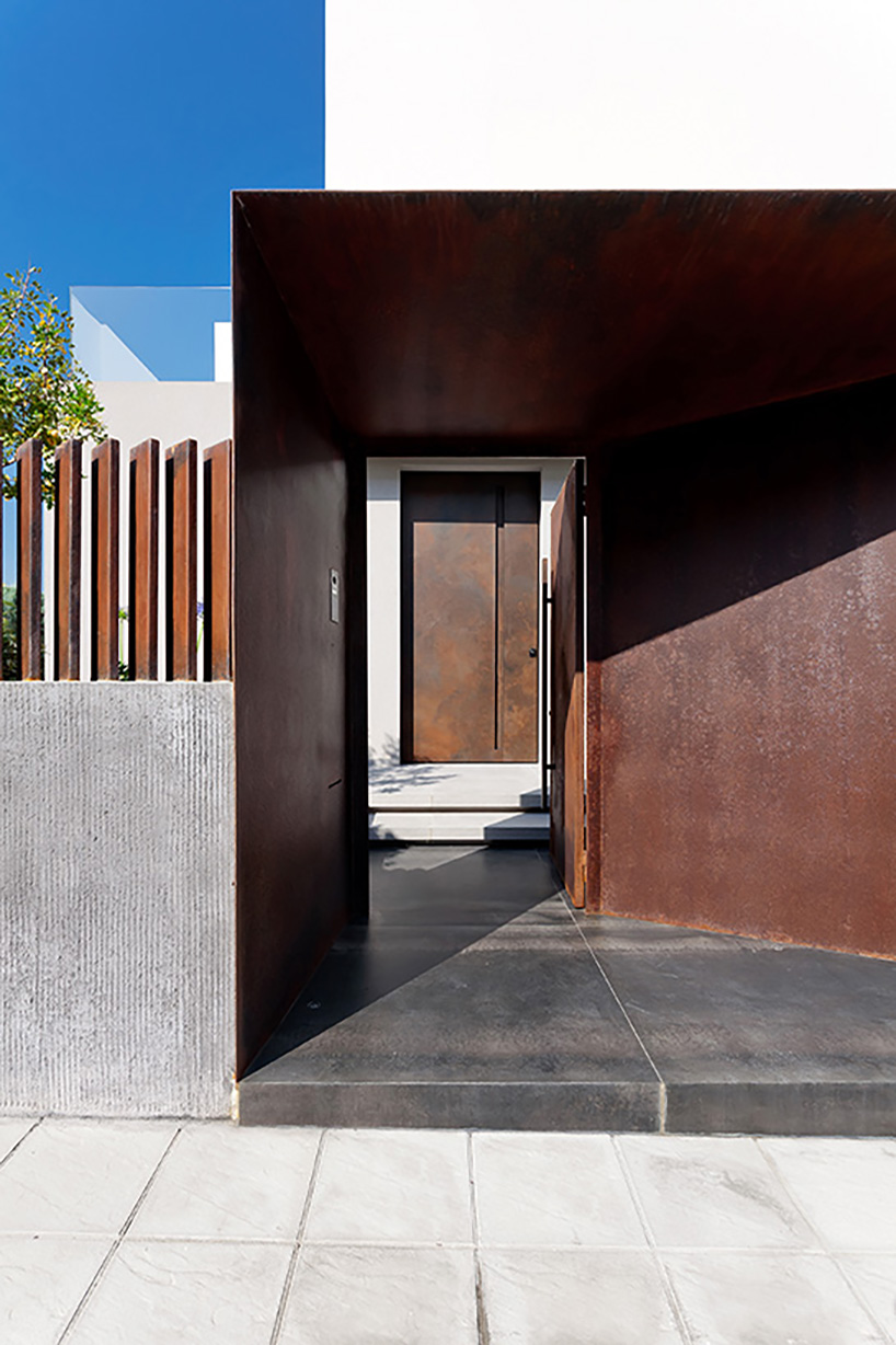 circular roof aperture sheds light through 'frame house' in greece