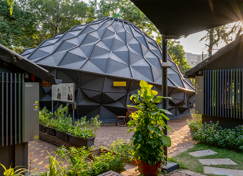Namiot na wzgórzu z parametrycznym panelem metalowym jako wielofunkcyjna przestrzeń eventowa autorstwa AndBlack Studio w Indiach