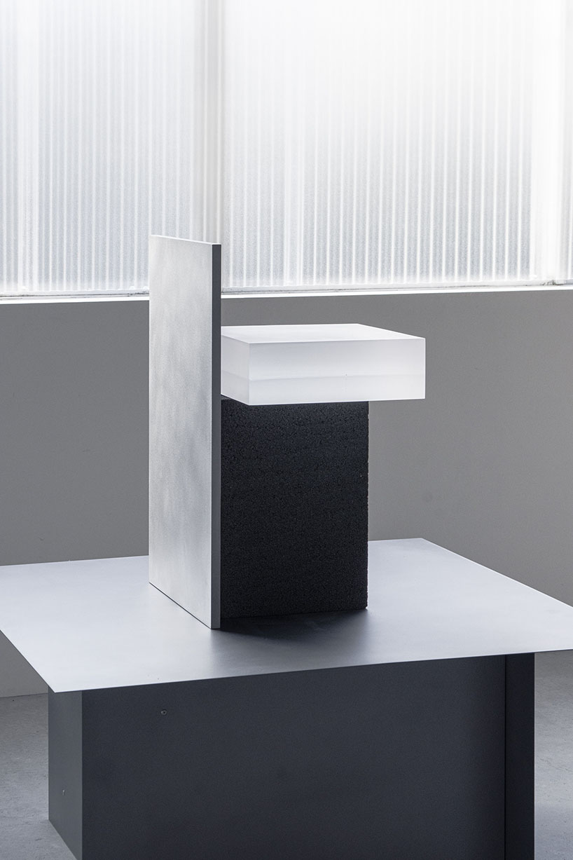 Koizumi lanza la nueva serie de muebles asfálticos 10