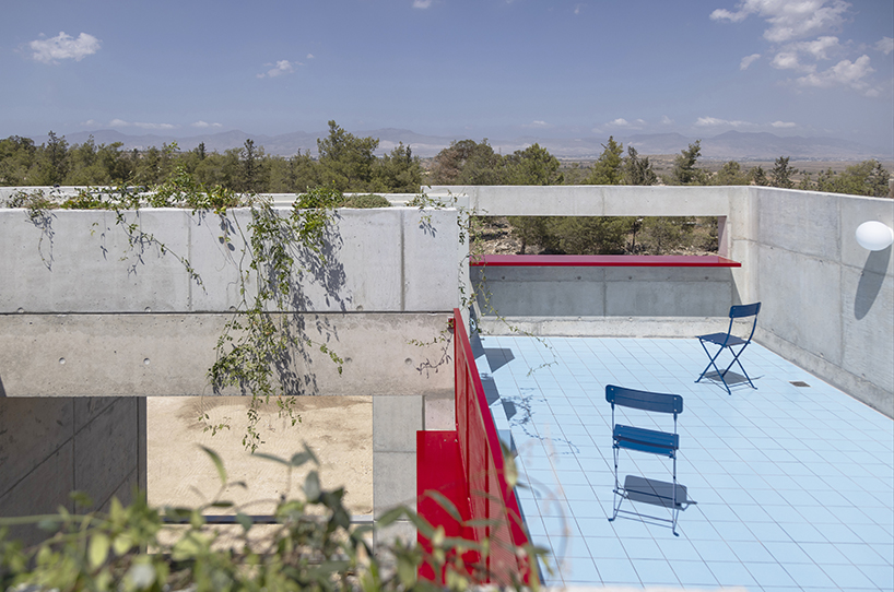 Las casas suburbanas de Nicosia se elevan como antiguas rocas talladas 10