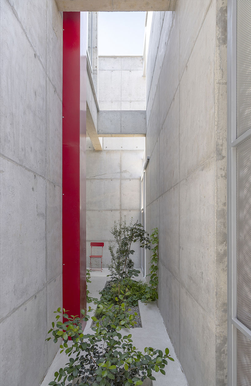 Las casas suburbanas de Nicosia se elevan como antiguas rocas talladas 4