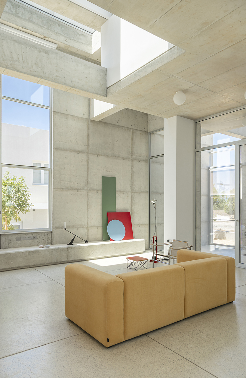 Las casas suburbanas de Nicosia se elevan como antiguas rocas talladas 5