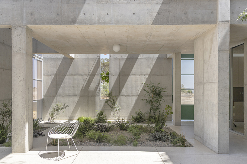 Las casas suburbanas de Nicosia se elevan como antiguas rocas talladas 6