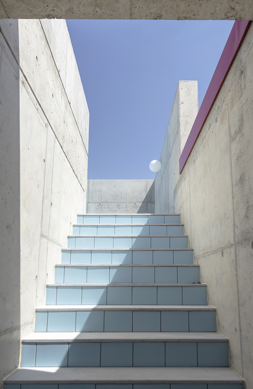 Una casa suburbana en Nicosia se eleva como una antigua roca tallada 9