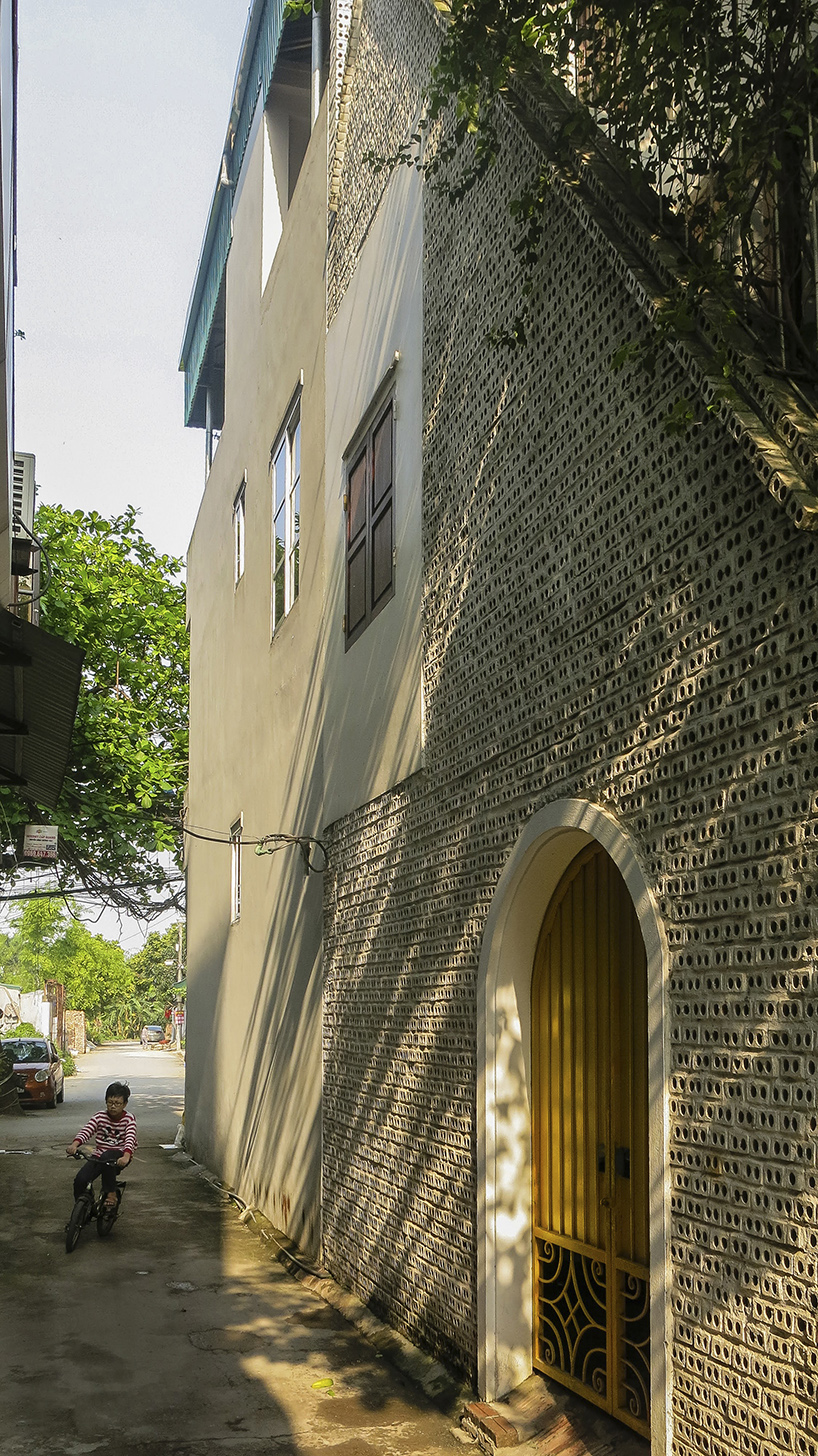 'DAD' house in vietnam puts up hole-brick wall for maximum airflow