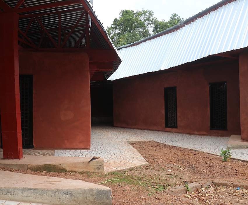 Balouo Salo utilise des sacs remplis de terre pour un centre culturel polyvalent et un musée au Sénégal