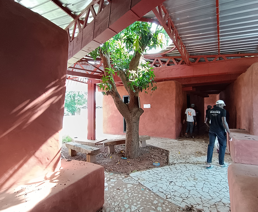 Balouo Salo utilise des sacs remplis de terre pour un centre culturel polyvalent et un musée au Sénégal