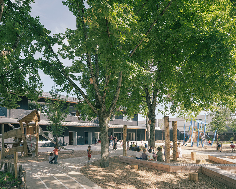 ALTA utiliza madera y paja para rediseñar la escuela Jean de la Fontaine en Francia
