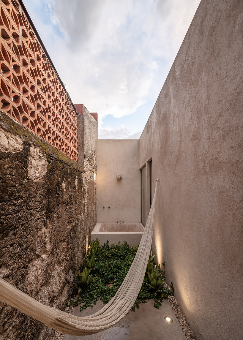 Το casa lohr by 20diezz arquitectos αναδύεται από ερείπια του 19ου αιώνα στη Μέριδα για να αγκαλιάσει πρώτες ύλες + γήινες αποχρώσεις