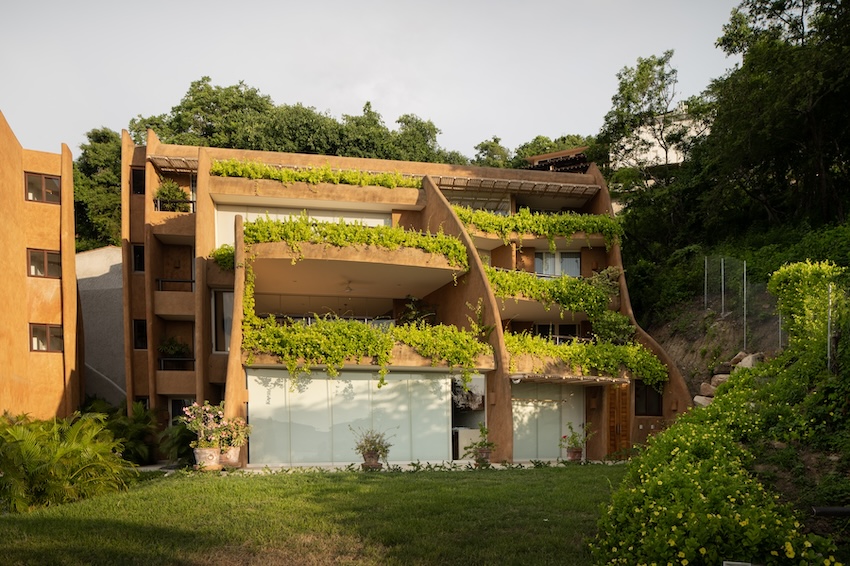 Las residencias de ‘armadillo’ de Zozaya arquitectos en México capturan las curvas de su criatura homónima