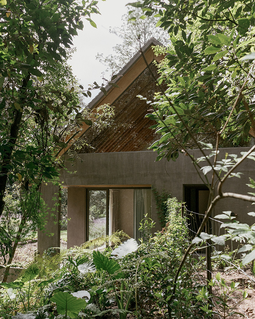 La casa de vacaciones Ananda de PPAA en México tiene una terraza central cerrada, difuminando el interior y el exterior