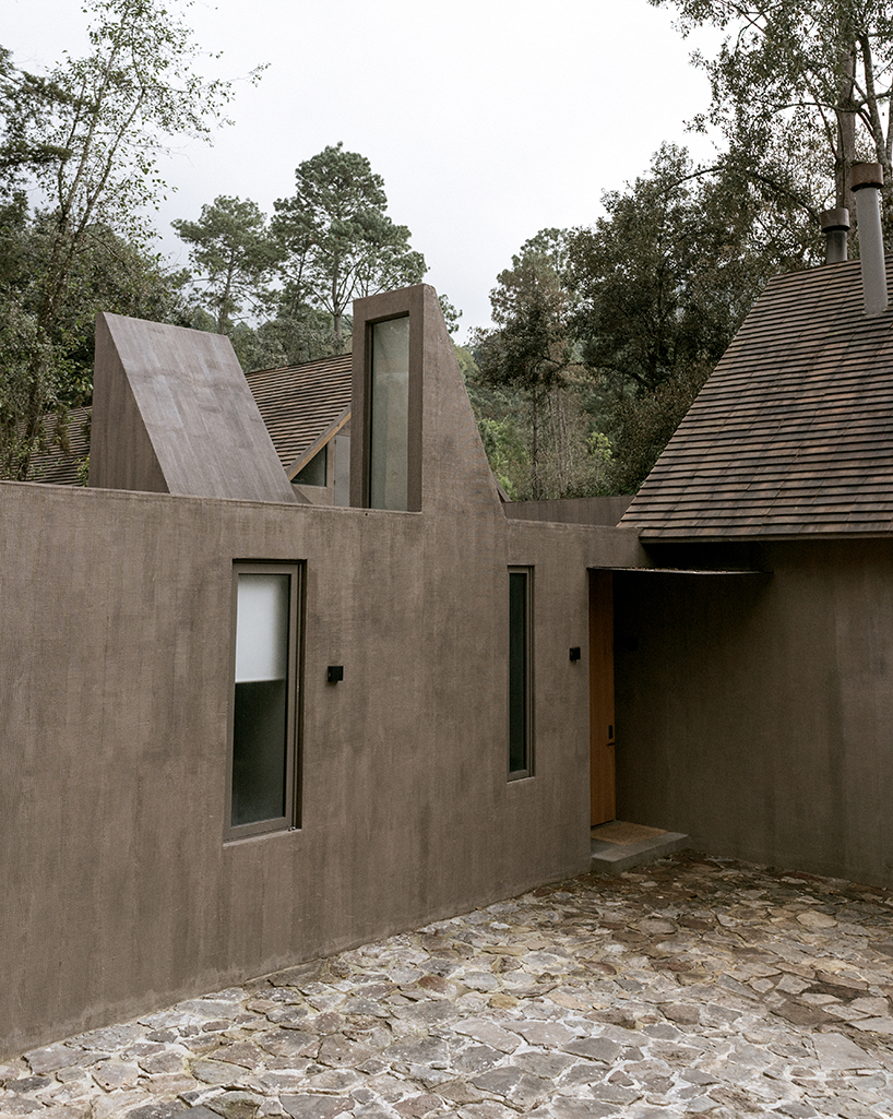 La casa de vacaciones Ananda de PPAA en México tiene una terraza central cerrada, difuminando el interior y el exterior