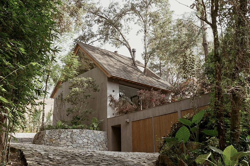 La casa de vacaciones PPAA Ananda en México tiene una terraza central cerrada, difuminando el interior y el exterior