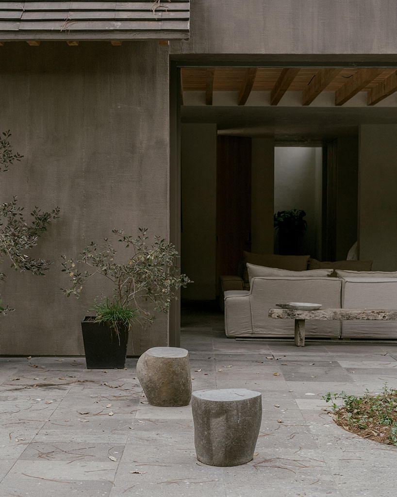 La casa de vacaciones Ananda de PPAA en México tiene una terraza central cerrada, difuminando el interior y el exterior