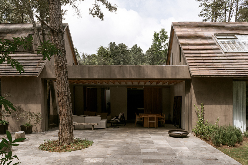 La casa de vacaciones PPAA Ananda en México tiene una terraza central cerrada, difuminando el interior y el exterior