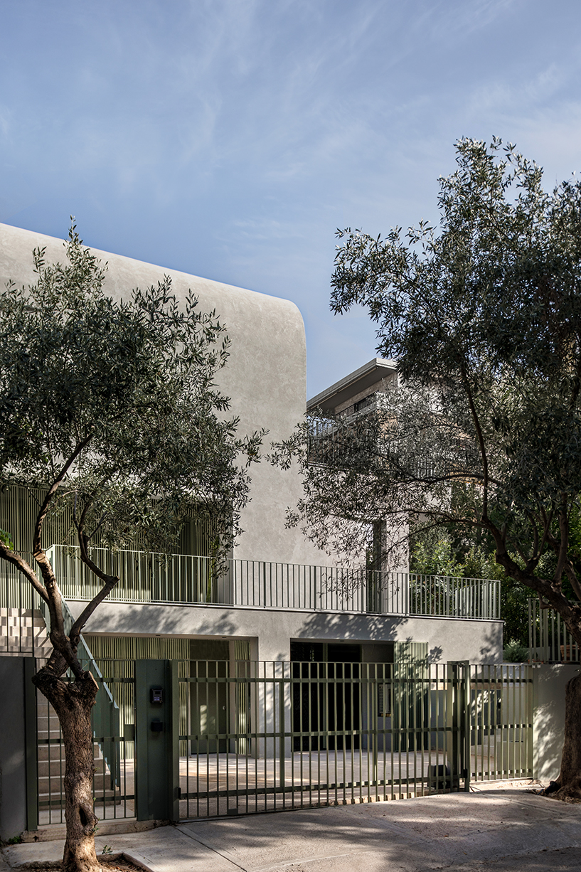 la façade en béton solide protège le jardin de la casa d de faible hauteur rénové à Athènes