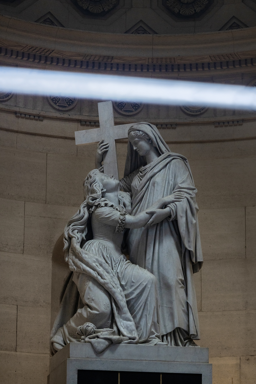 a beam of white light carves through paris' historical chapel - 10