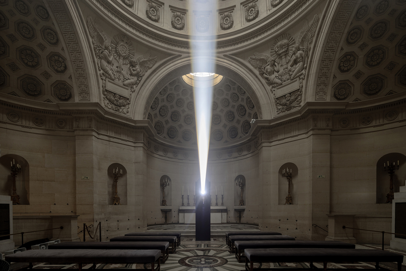 a beam of white light carves through paris' historical chapel - 8