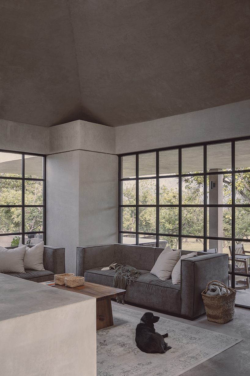 'el aguacate' weekend house composes off-the-grid living experiences in mexico