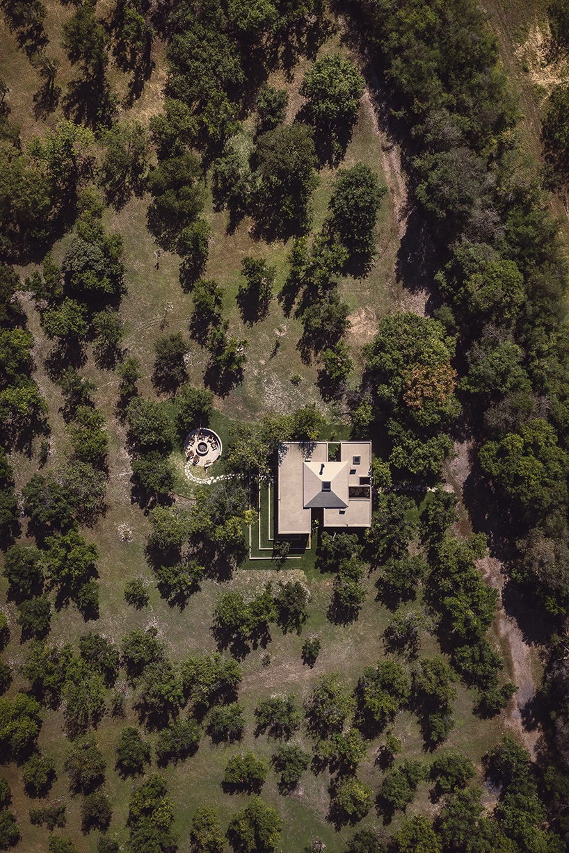 'el aguacate' weekend house composes off-the-grid living experiences in mexico