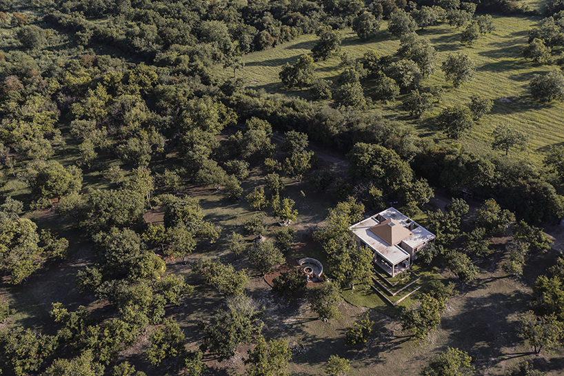 'el aguacate' weekend house composes off-the-grid living experiences in mexico
